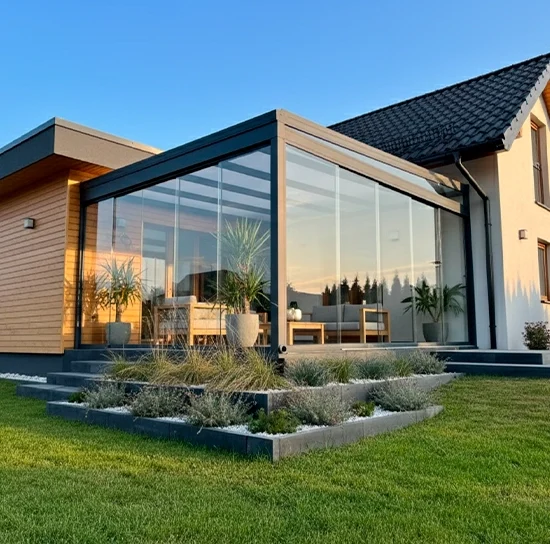 systemy przesuwne bezramowe - szklana zabudowa tarasu