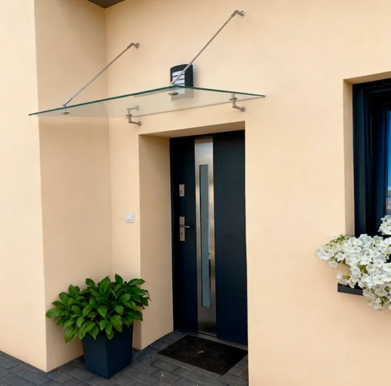 szklane daszki nad drzwiami wejściowymi